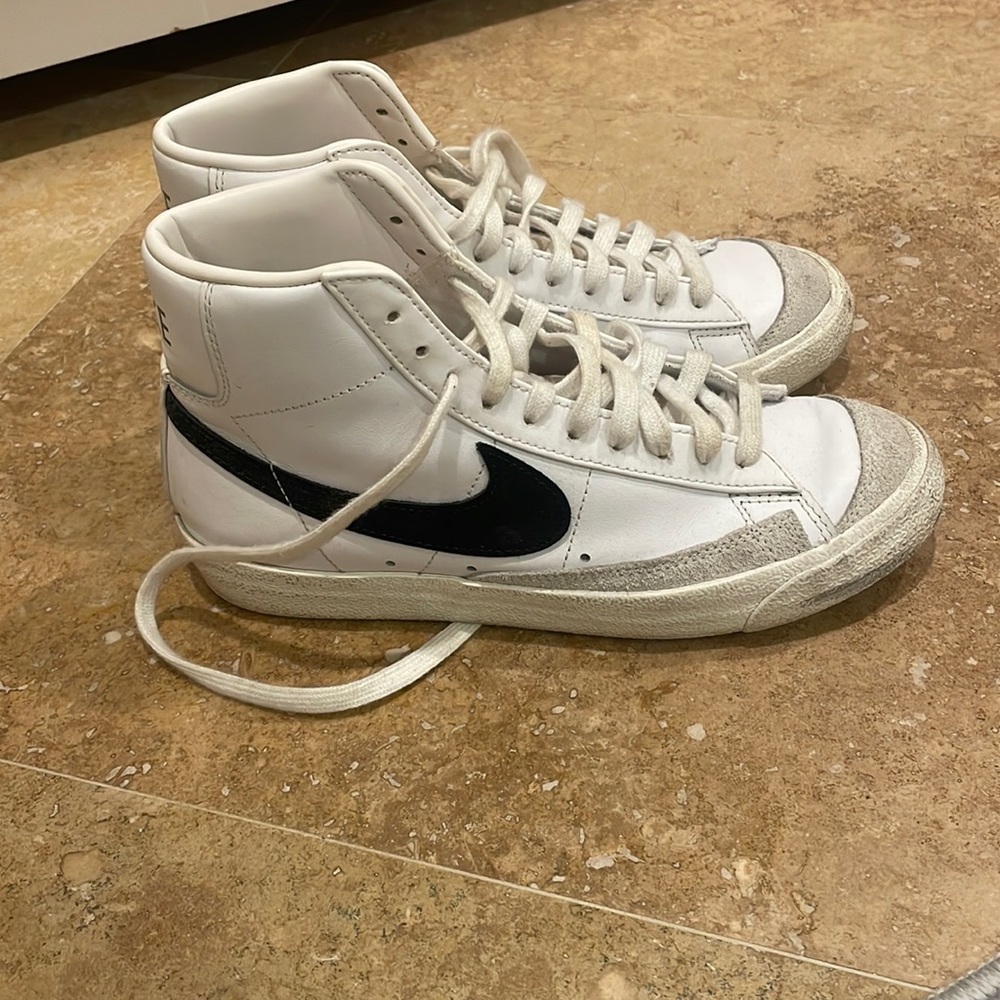 Nike Women's Blazer Mid 77 Shoes